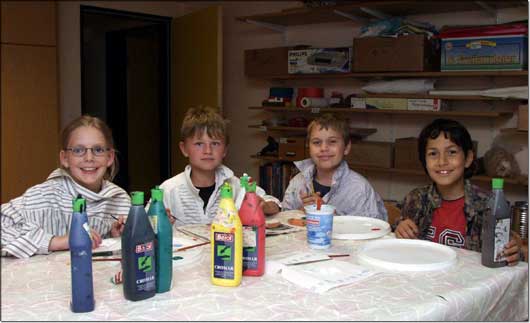 Jenny, Pascal, Benjamin und Shihaz (von links) haben viel Spa im Kreativraum der Heilpdagogischen Tagessttte.