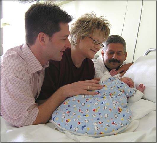 Dr. Michael Heinrich (rechts) freut sich, dass im Josefinum alle Neugeborenen und Suglinge in Babyschlafscken schlafen knnen. © KJF/Riske