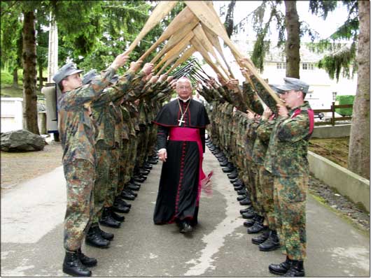 Bischof Dr. Walter Mixa als Militrbischof bei der Soldatenwallfahrt in Lourdes