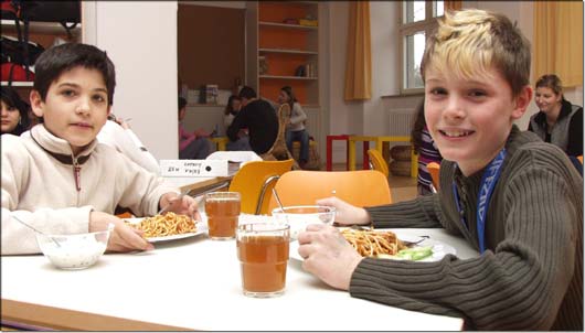 (v.l.): Lassen sich das Mittagessen im neuen Raum der Ganztagsbetreuung schmecken: Niko und Daniel. © KJF/Riske