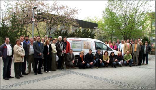Sammelten sich um das von ihnen finanzierte Auto: die Sponsoren des neuen Wagens fr das Kinderzentrum Augsburg. © KJF/Karg