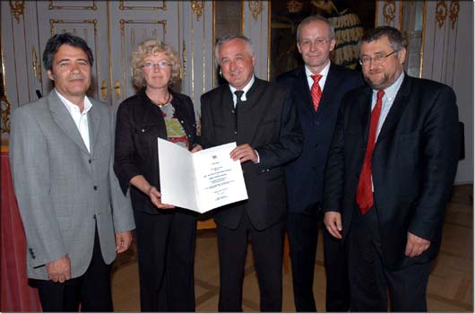 (von links) Roman Gruber, Waltraud Buerle-Gruber, Bezirkstagsprsident Jrgen Reichert, Regierungsvizeprsident Josef Gediga und Bezirksheimatpfleger Dr. Peter Fassl. © Andreas Lode