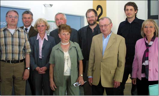 (Von links) Strahlende Gewinner beim Schwabenquiz des Bezirks Schwaben: Franz Emering, Dr. Karl Demharter, Baureferent der Stadt Augsburg, Christine Zlataric vom gleichnamigen Reisebro am Flughafen, Bezirkstagsprsident Jrgen Reichert, Elisabeth Kuchenbaur, Anton Berchtenbreiter, Herbert Kuchenbaur, Sven Pinnow, Augsburger Klrwerk, Mathilde Wehrle, afa-Organisatorin des Bezirks Schwaben. © Bezirk Schwaben