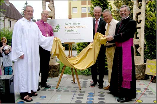 Das neue Schild fr das Frre-Roger-Kinderzentrum enthllten gemeinsam (von links) Frre Wolfgang, Regionalbischof Dr. Ernst ffner, Regierungs-Vizeprsident Josef Gediga und der Leiter des Jugendamts, Rudolf Nowak, sowie Jugendfrsorge-Direktor Prlat Gnter Grimme. © KJF/Karg